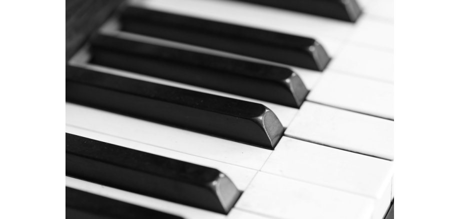 piano keys and wood grain Liederabend Klavier